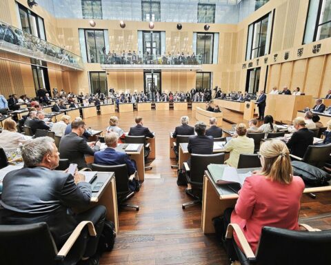 Sitzung des Bundesrates: Genehmigungsreform und Bürokratieabbau für schnellere Verfahren im Fokus.