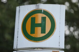 Bushaltestelle (Archiv) in Biberach: Schützenbusse fürs Stadt- und Nachtfahren zum Schützenfest.