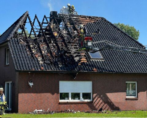 Verbranntes Einfamilienhaus nach Dachstuhlbrand in Geestland; Feuerwehr im Einsatz, Straße gesperrt, Haus unbewohnbar.