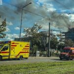 Feuerwehr im Einsatz bei Dachstuhlbrand in Dresden, Rauchentwicklung, RTW und Einsatzleitwagen vor Ort (Archiv).