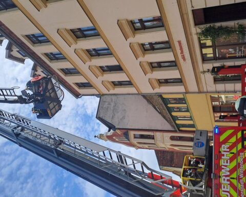 Dachstuhlbrand mit Rauchentwicklung, Feuerwehr im Einsatz, schnelle Brandbekämpfung, klare Entwarnung.