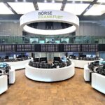 Frankfurter Börse, DAX steigt dank SAP; daneben Euro, Gold und fallender Ölpreis.