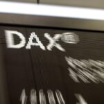 Anzeigetafel der Frankfurter Börse zeigt den DAX-Kurs: 25.464 Punkte.