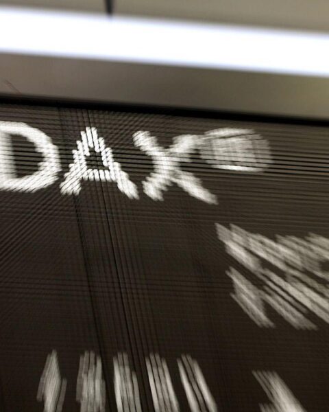 Anzeigetafel der Frankfurter Börse zeigt den DAX-Kurs: 25.464 Punkte.