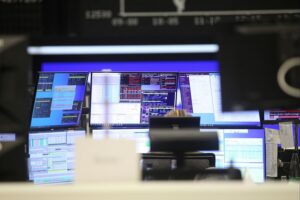 Frankfurter Börse mit DAX-Chart, Anleger besorgt über Marktverluste und KI-Rally-Stimmung.