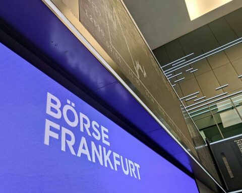 Anzeigetafel in der Frankfurter Börse, steigender DAX-Status, plus Prozentanzeige zum Xetra-Schluss.