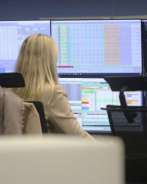 Dax-Chart mit Aufwärtstrend und Börsenbildern, symbolisiert wirtschaftliches Wachstum und Anlegerinteresse.