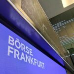 Anzeigetafel in der Frankfurter Börse: Dax-Kursanstieg, Euro-Wechselkurse und fallende Ölpreise.