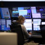 Frankfurter Börse: DAX steigt, Händler vor Bildschirm mit Kursen, Eurokurs und Ölpreis im Blick.