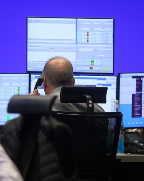 Frankfurter Börse: Dax steigt freundlich; Aktien von Infineon, Siemens Energy und Hochtief vorne, Kursbild im Handel.