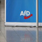 Etwa 150 Gegendemonstranten protestieren auf dem Göttinger Markt gegen einen AfD-Infostand, Polizei sichert.