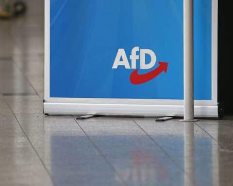 Etwa 150 Gegendemonstranten protestieren auf dem Göttinger Markt gegen einen AfD-Infostand, Polizei sichert.