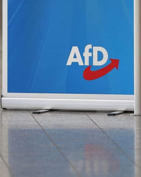 Etwa 150 Gegendemonstranten protestieren auf dem Göttinger Markt gegen einen AfD-Infostand, Polizei sichert.