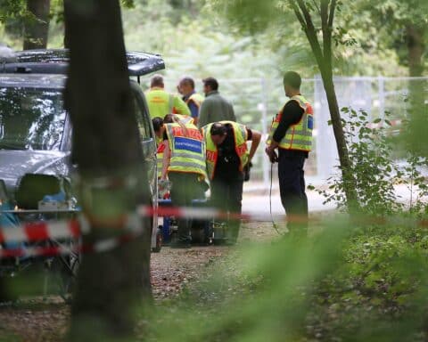 Polizei am Tatort nach Todesfahrt beim CSD in Berlin, Verdächtiger nach Deradikalisierungsprüfung.