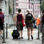 Touristen in Berlin-Kreuzberg, symbolisch für steigende Übernachtungen deutscher und ausländischer Gäste 2025.