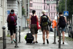 Touristen in Berlin-Kreuzberg, symbolisch für steigende Übernachtungen deutscher und ausländischer Gäste 2025.