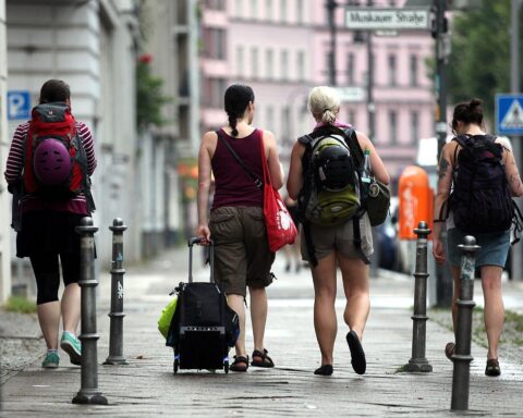 Touristen in Berlin-Kreuzberg, symbolisch für steigende Übernachtungen deutscher und ausländischer Gäste 2025.
