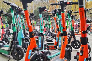 E-Scooter (Archiv) auf Straße; Hintergrund zeigt Verkehrsunfälle mit Personenschaden und Verletzte 2025.
