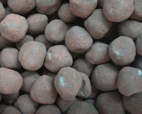 Erzpellets symbolisieren die Industrieproduktion und deren Rückgang in Rheinland-Pfalz.