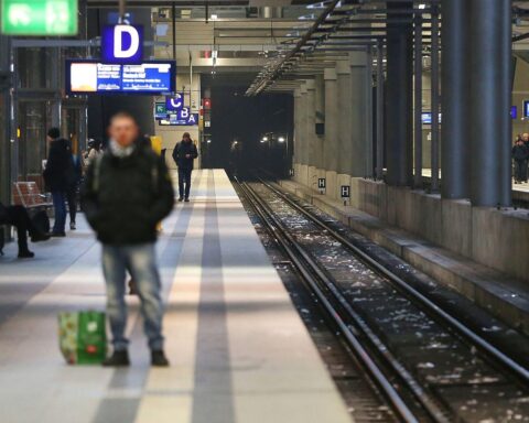 Ein Bahnsteig (Archiv) zeigt Deutsche Bahn-Sicherheitskräfte; bundesweites Alkoholverbot an Bahnhöfen wird umgesetzt.