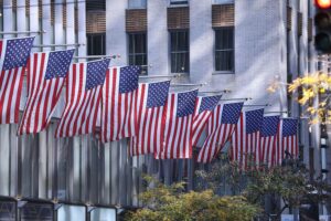 US-Fahnen im Archiv, Hinweis auf geplantes Treffen Deutschlands und der USA gegen Linksextremismus.