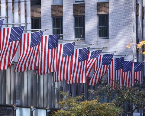 US-Fahnen im Archiv, Hinweis auf geplantes Treffen Deutschlands und der USA gegen Linksextremismus.