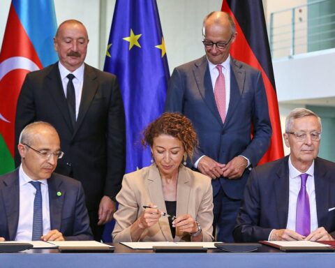 Bundeskanzler und aserbaidschanischer Präsident unterzeichnen gemeinsame Erklärung zur Gründung eines Wirtschaftsrats in Berlin.