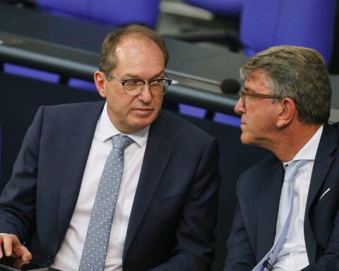 Alexander Dobrindt und Wolfram Weimer (Archiv) unterstützen ein zentrales Mahnmal für RAF-Terroropfer.