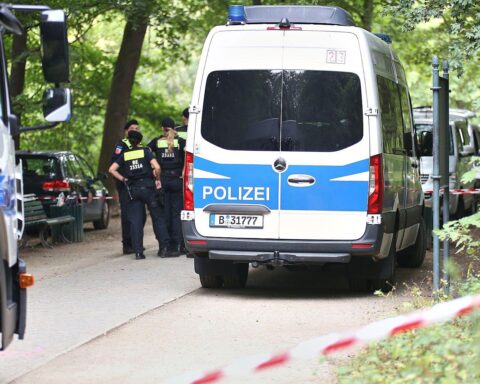 Polizei sperrt den Tatort nach CSD-Todesfahrt ab, Sicherheitskräfte am Breitscheidplatz.