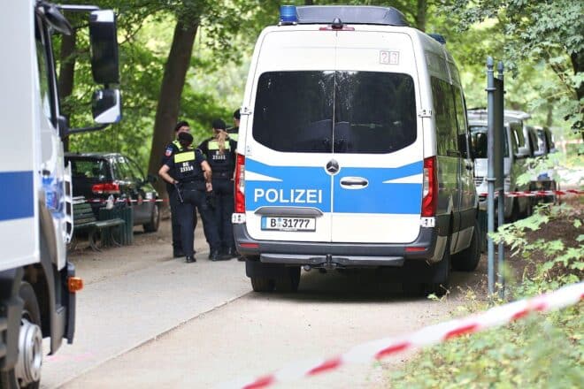 Polizei sperrt den Tatort nach CSD-Todesfahrt ab, Sicherheitskräfte am Breitscheidplatz.