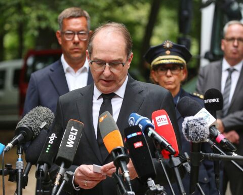 Alexander Dobrindt steht am Tatort im Berliner Tiergarten, nach Todesfahrt beim CSD mit Sicherheitsankündigungen.