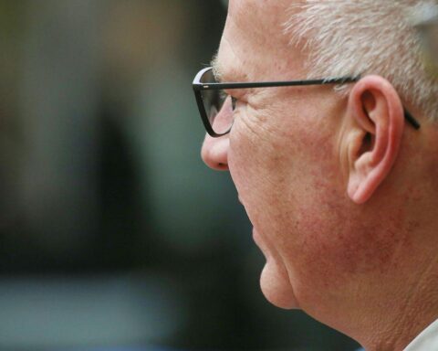 Burkhard Dregger unterstützt Kai Wegner gegen Rücktrittsforderungen, kritisiert Oppositionsstrategien in Berlin.