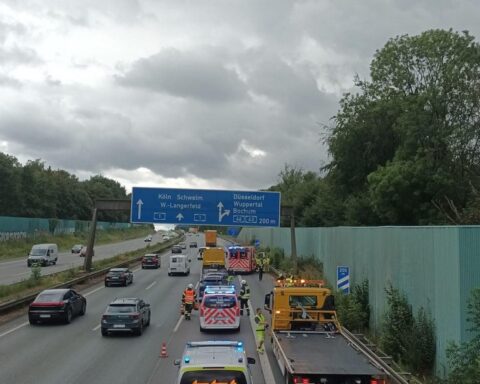Verkehrsunfall auf der A1 bei Wuppertal: drei beteiligte Fahrzeuge, Einsatzkräfte sichern und reinigen die Unfallstelle.