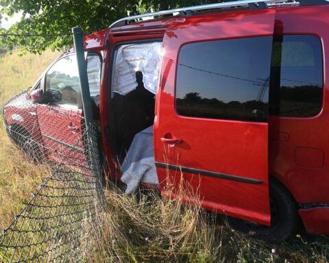 Unfallwagen auf der B188 bei Gardelegen, beschädigt nach Zusammenstoß mit Zaun; Feuerwehr und Polizei im Hintergrund.