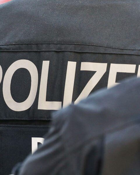 Polizeiabsperrung nach Unfall in Weyhausen: Mercedes kollidiert mit Fiat, Laterne beschädigt, Verletzte.