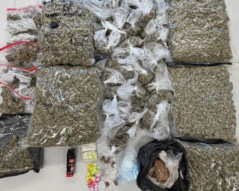Drogenfund: Cannabis, Heroin und Kokain auf Kölner Straße, zwei Festnahmen durch Polizei.