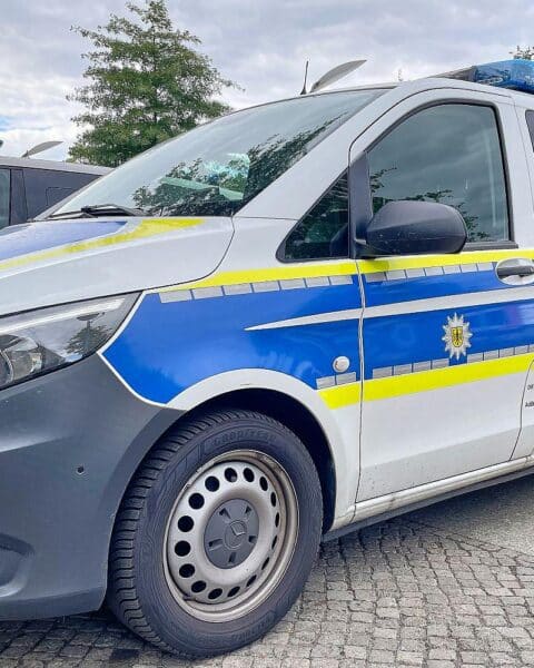 Polizeiauto im Archiv: 70-Jährige stirbt, nachdem sie mit Krankenfahrstuhl von der Straße abkam.