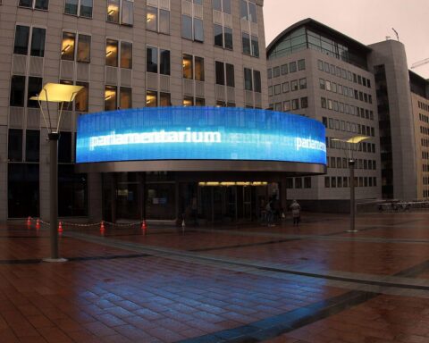 EU-Parlament in Brüssel (Archiv); Politiker diskutieren KI-Sicherheitsregeln und technologische Souveränität Europas.