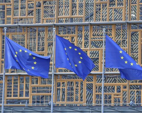 EU-Fahnen in Brüssel (Archivfoto); EU-Botschafter einigen sich auf neues Russland-Sanktionspaket.