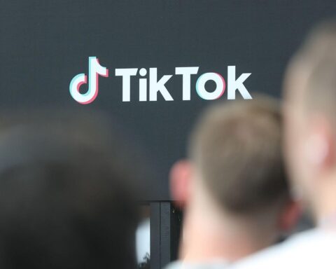 TikTok-Logo vor Brüssel: EU-Kommission rügt fehlende sichere Kontoeinstellungen für Minderjährige.