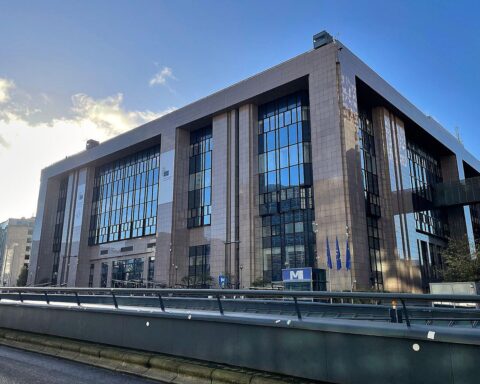 Sitz des Rates der Europäischen Union in Brüssel (Archiv), EU startet Ausschreibung für KI-Gigafabriken.