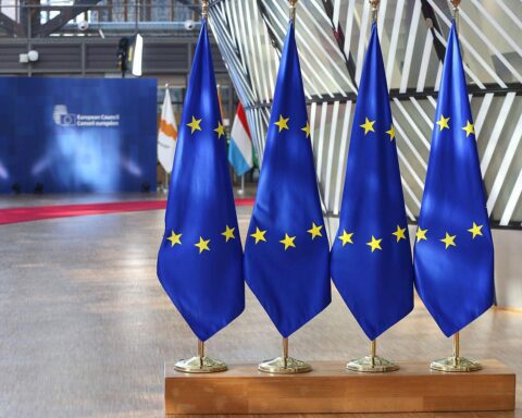 EU-Außenminister diskutieren Sicherheitsbedrohungen durch Russland und strategische Partnerschaften in Brüssel.