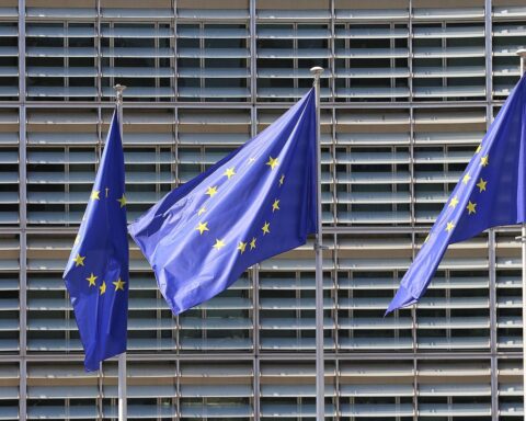 EU-Fahnen vor Brüssel: weitere Sanktionen der EU wegen russischer Cyberangriffe und Hackergruppen.
