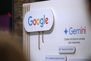EU-Kommission prüft Verstöße gegen den Digital Markets Act: Apple, Google und Meta drohen Millionenstrafen.
