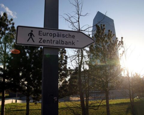 EZB in Frankfurt: EZB-Rat diskutiert unverzinste Mindestreserve-Erhöhung für Banken; Notenbankchef Pierre Wunsch widerspricht.