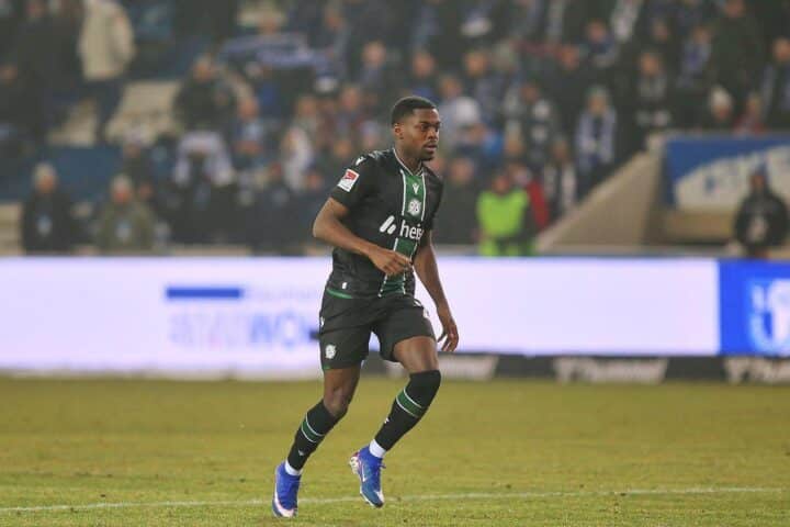 Noel Aseko im Eintracht-Trikot: defensiver Mittelfeldspieler im Bild, Archivfoto.