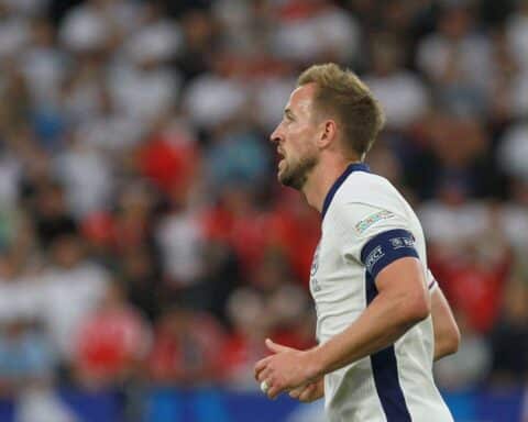 Harry Kane köpft ein Tor, England siegt 2:1 gegen die DR Kongo und zieht ein.