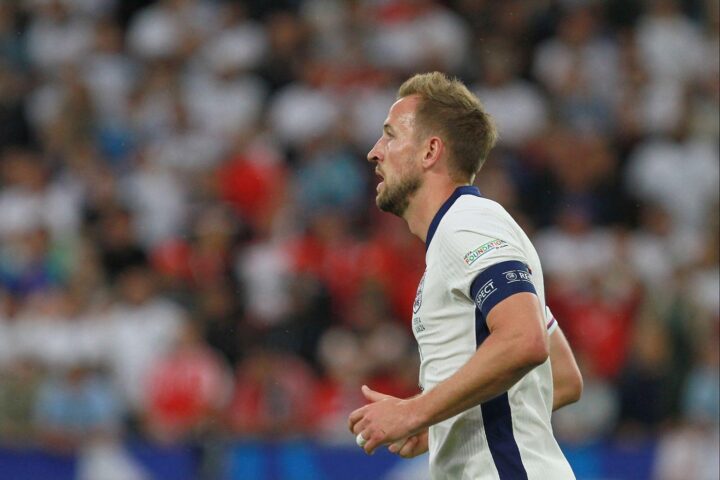 Harry Kane köpft ein Tor, England siegt 2:1 gegen die DR Kongo und zieht ein.