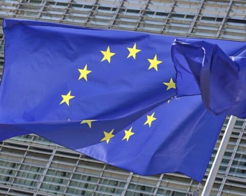 EU-Fahnen im Archiv: saarländisches Erasmus+-Konsortium ermöglicht internationale Mobilitäten für Schulen.