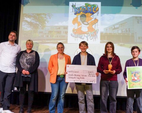 Schüler gestalten kreative Toilettenräume: Erich Kästner-Schule gewinnt Wettbewerb „Kunst auf dem Schulpott“.